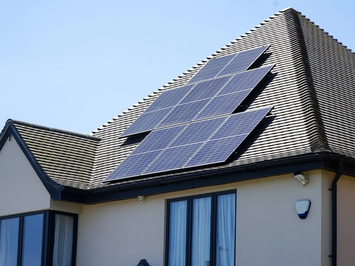 Pannelli fotovoltaici installati sul tetto di un'abitazione